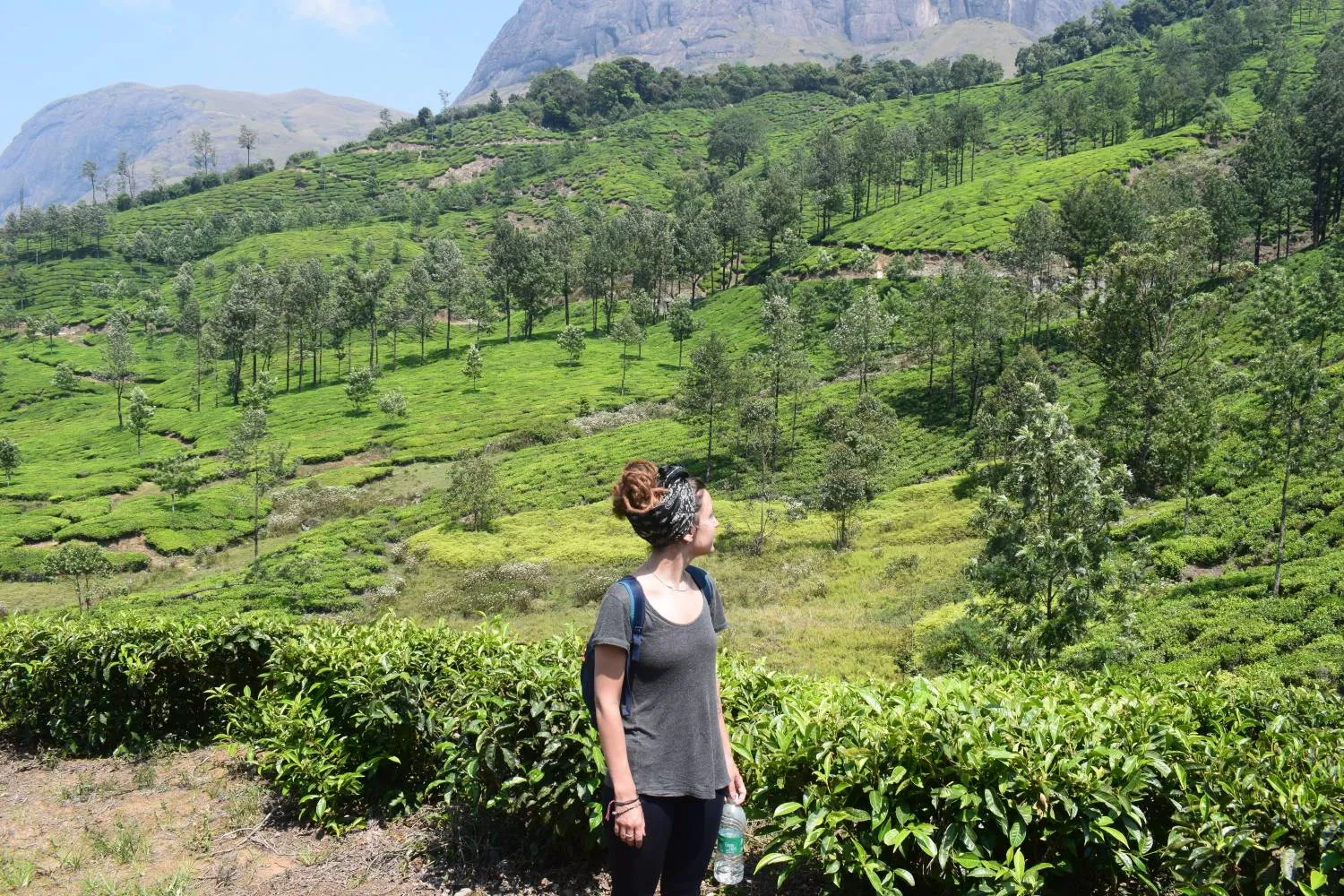 Lara Mesanza caminando entre plantaciones de té durante un viaje