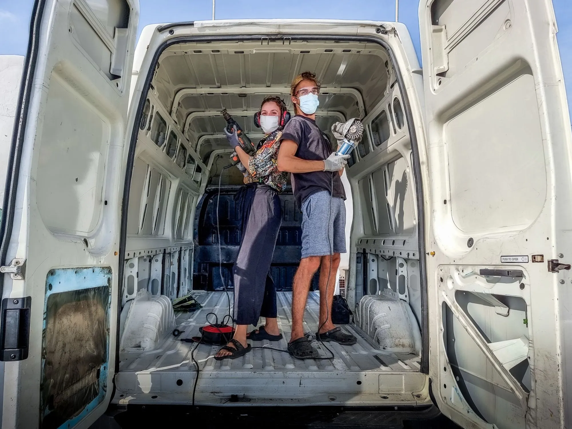 Lara Mesanza y su pareja reformando una furgoneta camperizada