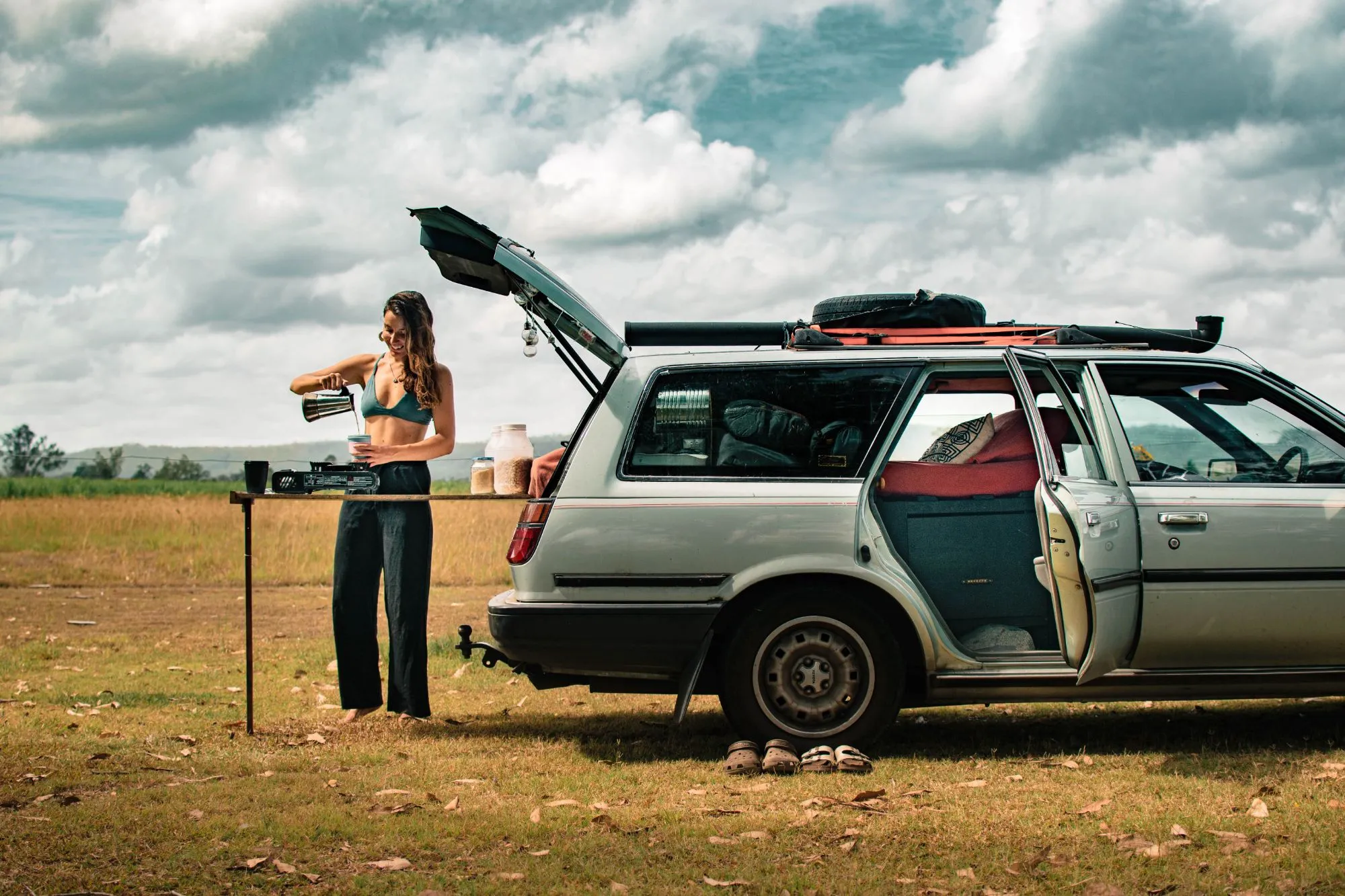 Lara Mesanza preparando café en un desayuno improvisado junto al coche camperizado