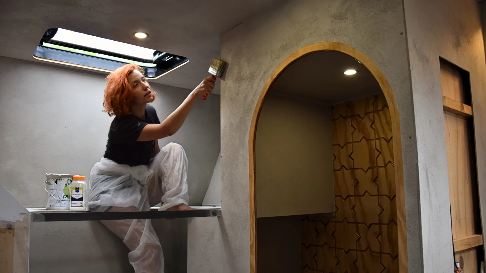 Lara Mesanza pintando el interior de una furgoneta camperizada