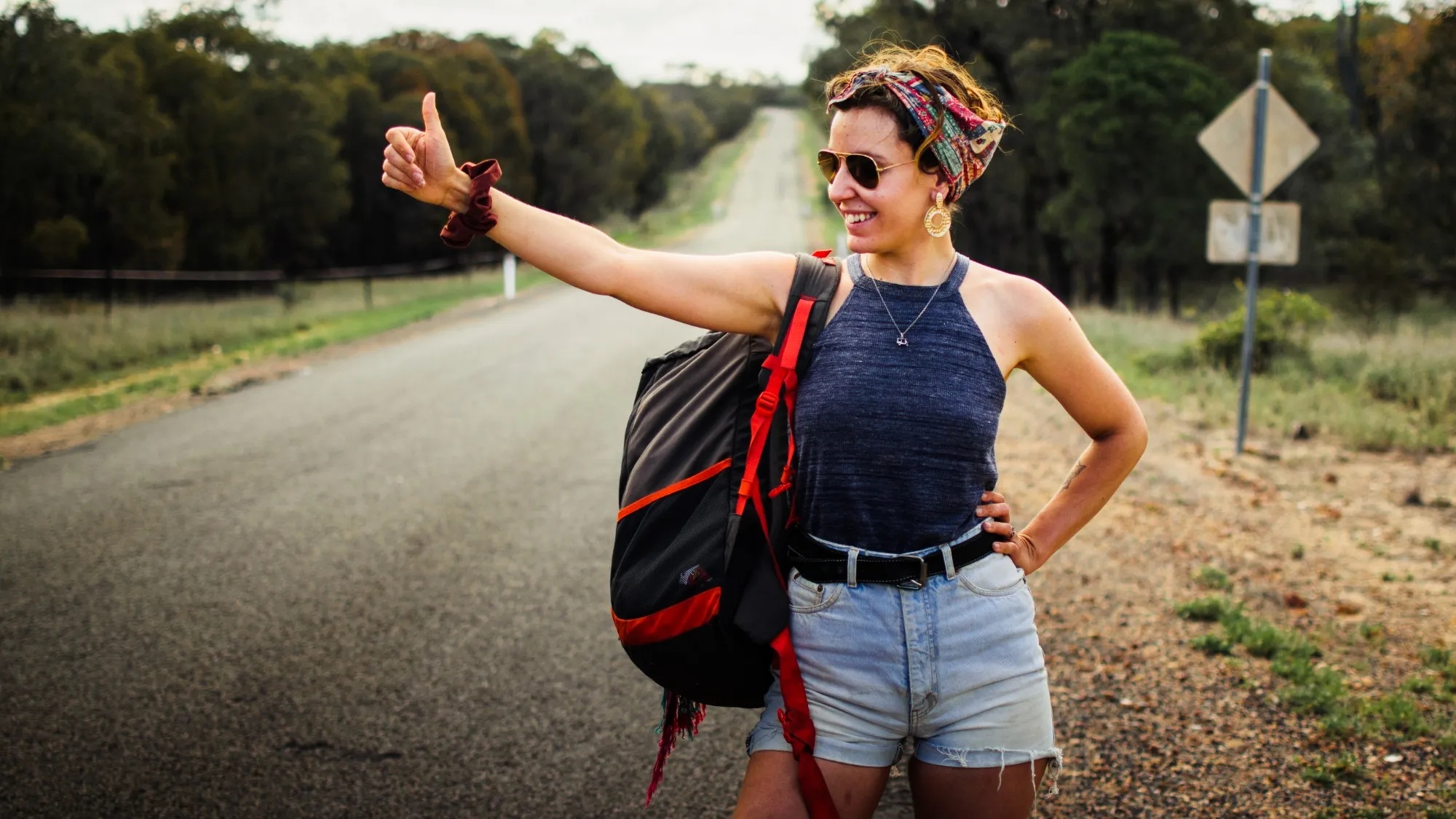 Lara Mesanza haciendo autostop en una carretera